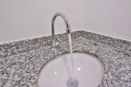 Banheiro de kitnet/studio para alugar com 1 quarto, 30m² em Mooca, São Paulo