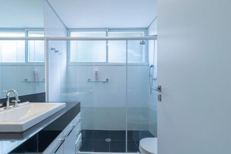 Casa para alugar com 300m², 3 quartos e 2 vagas Casa para alugar com 300m², 3 quartos e 2 vagasBanheiro da suíte 1