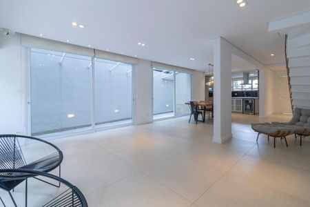 Casa para alugar com 300m², 3 quartos e 2 vagas Casa para alugar com 300m², 3 quartos e 2 vagasSala