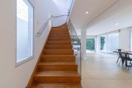 Casa para alugar com 300m², 3 quartos e 2 vagas Casa para alugar com 300m², 3 quartos e 2 vagasEscada