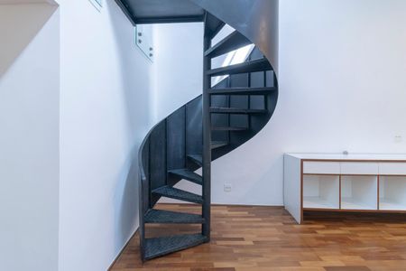 Casa para alugar com 300m², 3 quartos e 2 vagas Casa para alugar com 300m², 3 quartos e 2 vagasEscada