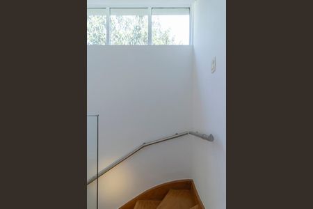 Casa para alugar com 300m², 3 quartos e 2 vagas Casa para alugar com 300m², 3 quartos e 2 vagasEscada