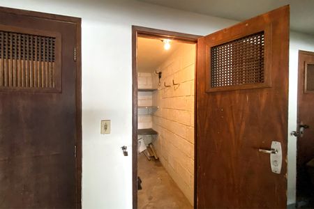 Apartamento à venda com 188m², 5 quartos e 2 vagas Apartamento à venda com 188m², 5 quartos e 2 vagasQuarto de despejo