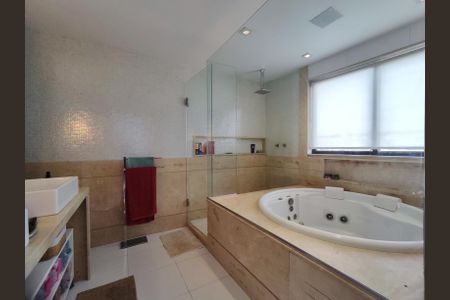 Apartamento para alugar com 420m², 4 quartos e 3 vagas Apartamento para alugar com 420m², 4 quartos e 3 vagasBanheiro da Suíte 1