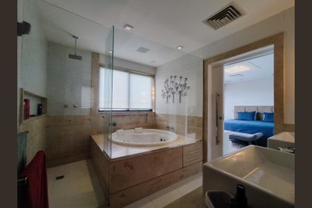 Apartamento para alugar com 420m², 4 quartos e 3 vagas Apartamento para alugar com 420m², 4 quartos e 3 vagasBanheiro da Suíte 1