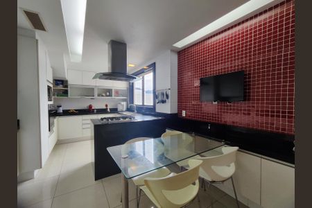Apartamento para alugar com 420m², 4 quartos e 3 vagas Apartamento para alugar com 420m², 4 quartos e 3 vagasCozinha