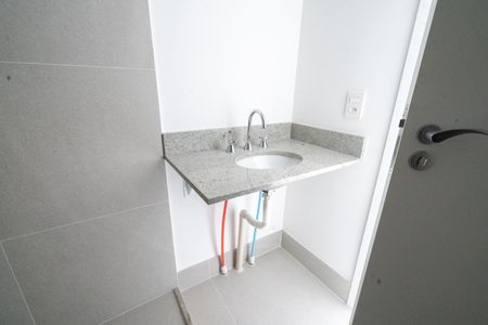 Banheiro de apartamento à venda com 1 quarto, 27m² em Passo D’areia, Porto Alegre