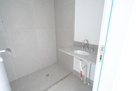 Banheiro de apartamento à venda com 1 quarto, 27m² em Passo D’areia, Porto Alegre