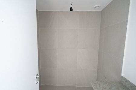 Banheiro de apartamento à venda com 1 quarto, 27m² em Passo D’areia, Porto Alegre