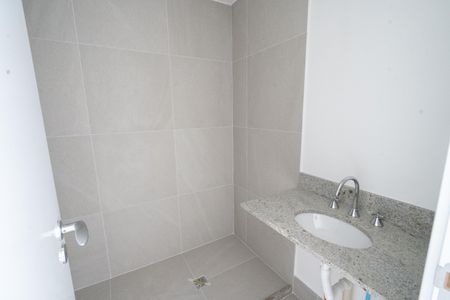 Banheiro de apartamento à venda com 1 quarto, 27m² em Passo D’areia, Porto Alegre