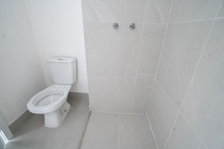 Banheiro de apartamento à venda com 1 quarto, 27m² em Passo D’areia, Porto Alegre