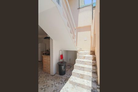 Casa à venda com 100m², 2 quartos e 3 vagasEscada de acesso a Sala