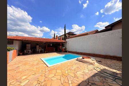 Casa à venda com 500m², 3 quartos e 5 vagasQuintal com piscina e churrasqueira