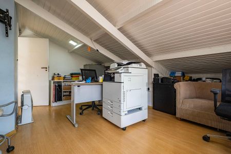 Casa à venda com 254m², 3 quartos e 2 vagas Casa à venda com 254m², 3 quartos e 2 vagasEscritório