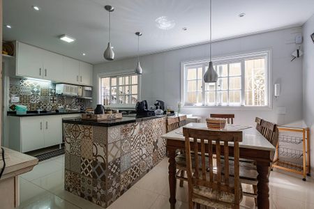 Casa à venda com 254m², 3 quartos e 2 vagas Casa à venda com 254m², 3 quartos e 2 vagasCozinha