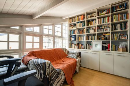 Casa à venda com 254m², 3 quartos e 2 vagas Casa à venda com 254m², 3 quartos e 2 vagasEscritório