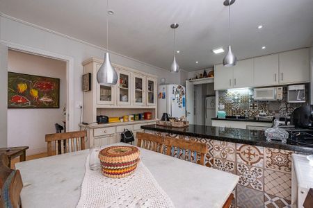 Casa à venda com 254m², 3 quartos e 2 vagas Casa à venda com 254m², 3 quartos e 2 vagasCozinha