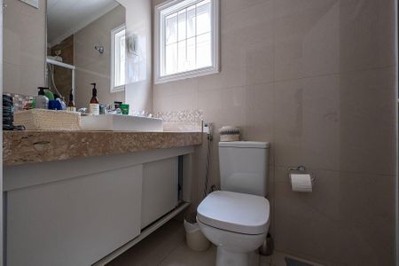 Casa à venda com 254m², 3 quartos e 2 vagas Casa à venda com 254m², 3 quartos e 2 vagasBanheiro