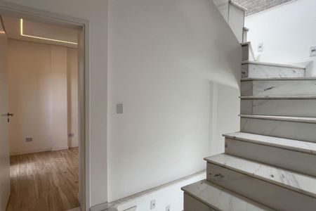 Casa para alugar com 220m², 5 quartos e sem vagaEscada