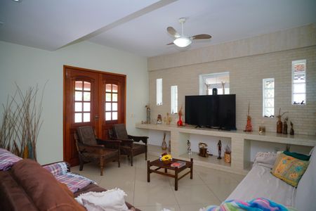 Casa à venda com 311m², 4 quartos e 2 vagasSala