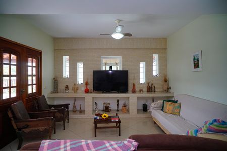 Casa à venda com 311m², 4 quartos e 2 vagasSala