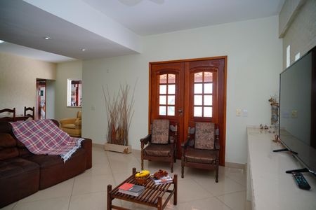 Casa à venda com 311m², 4 quartos e 2 vagasSala