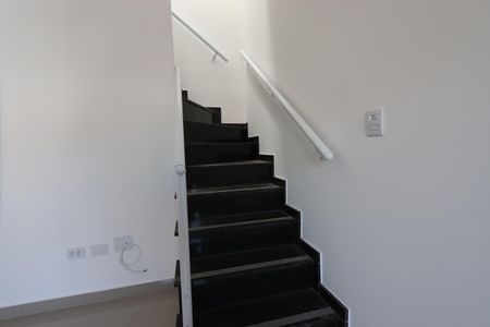 Casa à venda com 97m², 2 quartos e 2 vagasEscada