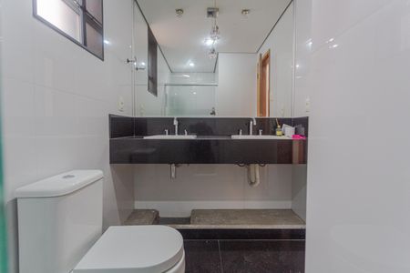 Apartamento para alugar com 300m², 5 quartos e 1 vaga Apartamento para alugar com 300m², 5 quartos e 1 vagaBanheiro Social 2