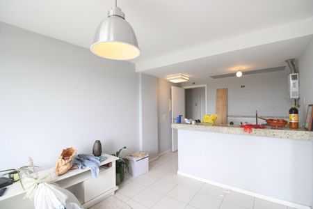 Sala de apartamento para alugar com 1 quarto, 42m² em Barra da Tijuca, Rio de Janeiro
