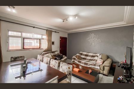 Casa à venda com 240m², 3 quartos e 3 vagas Casa à venda com 240m², 3 quartos e 3 vagasSala