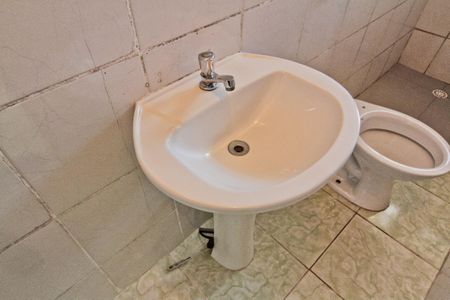 Banheiro de casa para alugar com 1 quarto, 45m² em Vila Palmeiras, São Paulo