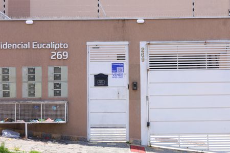 Apartamento à venda com 42m², 2 quartos e 1 vagaPlaca instalada no portão do condomínio - Código da placa: IYJT-57