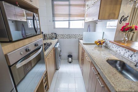 cozinha de apartamento para alugar com 2 quartos, 54m² em Planalto, Belo Horizonte
