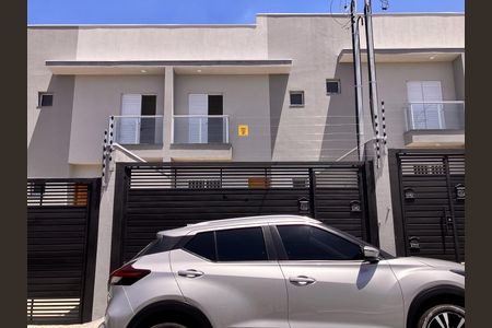 Casa à venda com 90m², 3 quartos e 2 vagas Casa à venda com 90m², 3 quartos e 2 vagasFachada