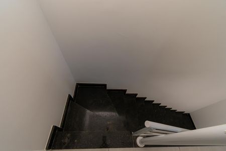 Casa à venda com 90m², 3 quartos e 2 vagas Casa à venda com 90m², 3 quartos e 2 vagasEscada