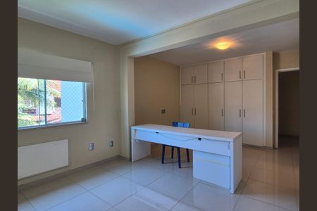 Casa de condomínio à venda com 272m², 4 quartos e 4 vagas Casa de condomínio à venda com 272m², 4 quartos e 4 vagasSuíte 3