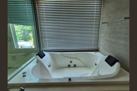 Casa de condomínio à venda com 272m², 4 quartos e 4 vagas Casa de condomínio à venda com 272m², 4 quartos e 4 vagasBanheiro