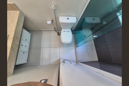 Casa de condomínio à venda com 272m², 4 quartos e 4 vagas Casa de condomínio à venda com 272m², 4 quartos e 4 vagasBanheiro