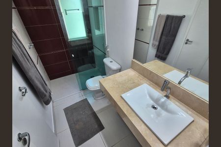 Casa de condomínio à venda com 272m², 4 quartos e 4 vagas Casa de condomínio à venda com 272m², 4 quartos e 4 vagasBanheiro