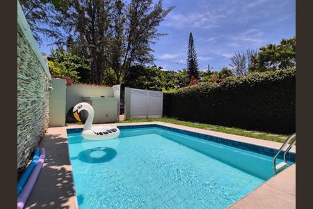 Casa de condomínio à venda com 272m², 4 quartos e 4 vagas Casa de condomínio à venda com 272m², 4 quartos e 4 vagasÁrea externa