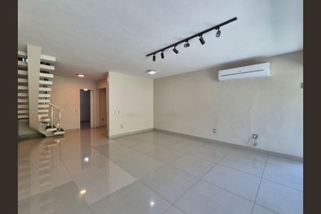 Casa de condomínio à venda com 272m², 4 quartos e 4 vagas Casa de condomínio à venda com 272m², 4 quartos e 4 vagasSala