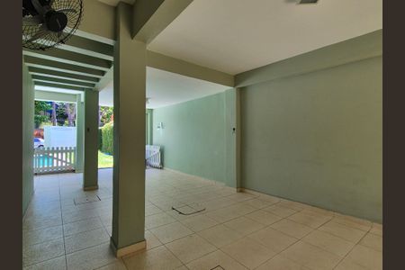 Casa de condomínio à venda com 272m², 4 quartos e 4 vagas Casa de condomínio à venda com 272m², 4 quartos e 4 vagasVaranda