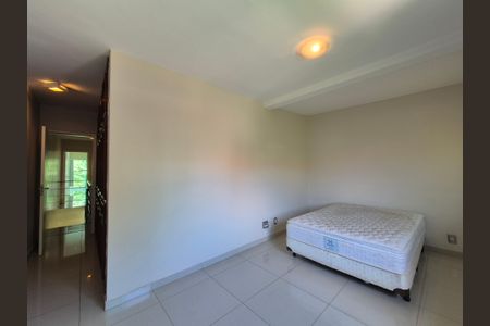 Casa de condomínio à venda com 272m², 4 quartos e 4 vagas Casa de condomínio à venda com 272m², 4 quartos e 4 vagasQuarto