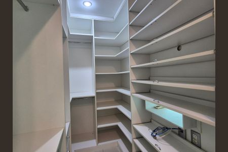 Casa de condomínio à venda com 272m², 4 quartos e 4 vagas Casa de condomínio à venda com 272m², 4 quartos e 4 vagasCloset