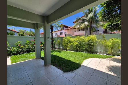 Casa de condomínio à venda com 272m², 4 quartos e 4 vagas Casa de condomínio à venda com 272m², 4 quartos e 4 vagasVaranda