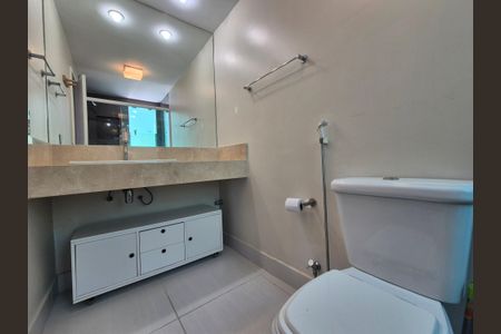 Casa de condomínio à venda com 272m², 4 quartos e 4 vagas Casa de condomínio à venda com 272m², 4 quartos e 4 vagasBanheiro