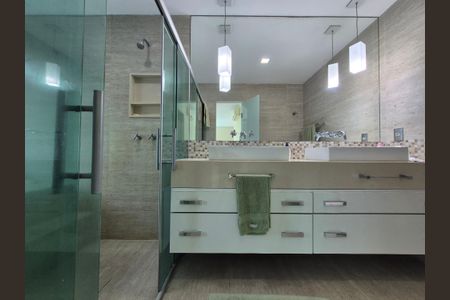 Casa de condomínio à venda com 272m², 4 quartos e 4 vagas Casa de condomínio à venda com 272m², 4 quartos e 4 vagasBanheiro