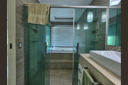 Casa de condomínio à venda com 272m², 4 quartos e 4 vagas Casa de condomínio à venda com 272m², 4 quartos e 4 vagasBanheiro