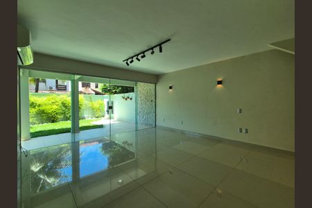 Sala  de casa de condomínio à venda com 4 quartos, 272m² em Barra da Tijuca, Rio de Janeiro
