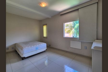 Casa de condomínio à venda com 272m², 4 quartos e 4 vagas Casa de condomínio à venda com 272m², 4 quartos e 4 vagasQuarto